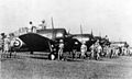 摄于1941年10月12日在新加坡三巴旺航空场，英国皇家空军人员正在检查来自澳大利亚皇家空军第453中队的布鲁斯特水牛式 Mark I 战斗机
