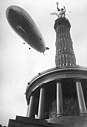 El Graf Zeppelin sobrevuela la Columna de la Victoria (Berlín), 1928