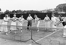 Tennis class of the KdF Bundesarchiv Bild 146-1987-085-21, KdF-Sport, Tennis.jpg