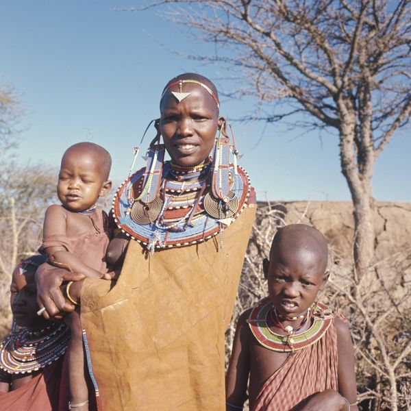 File:COLLECTIE TROPENMUSEUM Close-up van een Masai vrouw met drie kinderen bij Kajiado TMnr 20038609.jpg