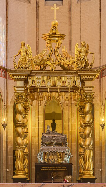 Urna funerária de prata com as relíquias de Adalberto de Praga (956-997), catedral de Gniezno, Gniezno, Polônia. A urna foi feita por Peter von der Rennen de prata pura em 1662 depois que a anterior, depositada em 1623 pelo próprio rei Sigismundo III Vasa, foi roubada pelos suecos em 1655, durante a invasão sueca. A catedral gótica de tijolos serviu como local de coroação para vários monarcas poloneses e como sede oficial da Igreja polonesa continuamente por quase mil anos. Ao longo de sua longa e trágica história, o edifício permaneceu praticamente intacto, tornando-o um dos monumentos sagrados mais antigos e preciosos da Polônia. (definição 3 061 × 3 061)