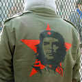 Das Bild auf einer Jacke in Kombination mit dem Roten Stern