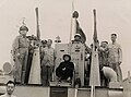 金門島の防衛施設を視察した蔣介石（1956年）。文官が着用しているのは中山服。左上の軍人の軍服は米軍の作業服風。