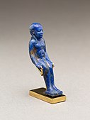 Amuletă în formă de copil zeu (Harpokrates?); 664–30 î.Hr.; înălțime: 4,3 cm, lățime: 1,2 cm, adâncime: 1,6 cm; Muzeul Metropolitan de Artă