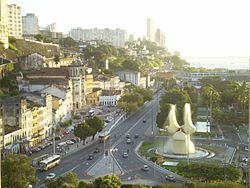 A Igreja da Conceição da Praia, a Av. Lafaiete Coutinho e a Fonte da Rampa, vistos a partir do Ed. Augusto Borges.