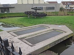 Het betonnen element dat de voorgevel voorstelt van het gemaal Bloemendaal