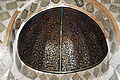 Arabesques végétales constituées de rinceaux de vignes peintes sur la demi-coupole du mihrab de la Grande Mosquée de Kairouan (Tunisie).