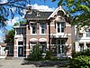 Woonhuis Dr. Nassaulaan 8 in aan de neorenaissance verwante bouwstijl met invloeden van de chaletstijl