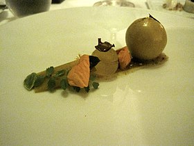 Mit Gelatine maskiertes Foie-gras-Bällchen (re.), als Hauptbestandteil eines Appetizer-Gerichts