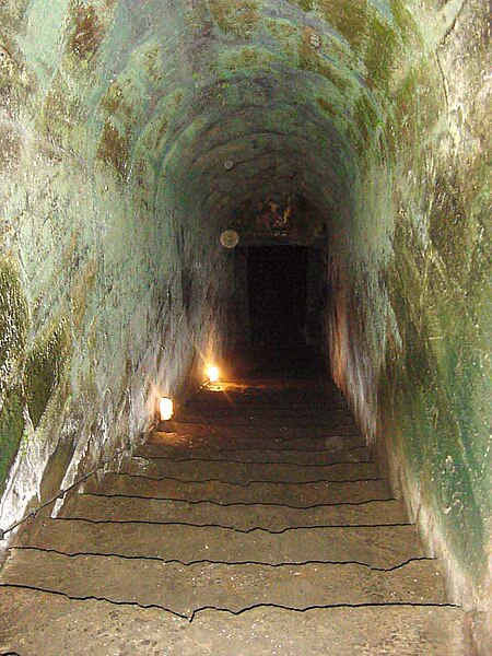 Ángeles o demonios 450px-Fortaleza_de_S%C3%A3o_Jo%C3%A3o_Baptista,_Monte_Brasil,_ilha_Terceira,_A%C3%A7ores,_catacumbas