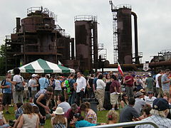 L'usine à gaz est le décor traditionnel de l'après-défilé de la Fremont Solstice Parade 2008 qui marque le début de l'été à Seattle ; il est donc intéressant de l'inclure dans la composition des photographies