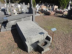 La tombe de Jean-Marie Stanislas Desandrouin sise en 2018 dans le carré d'honneur du cimetière de Fresnes-sur-Escaut. Elle n'est pas d'origine.
