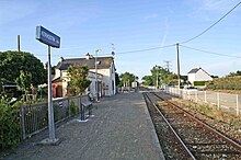 Voie, quai et ancien bâtiment voyageurs de la halte.