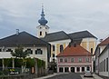 Gaspoltshofen, die Katholische Pfarrkirche heilige Laurentius in der Strasse