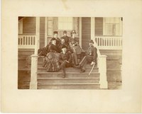 Skupina na schodech Custerova domu, Fort Abraham Lincoln, Dakota Territory