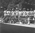 インド、パハールガンジにてイスラム教徒の暴徒から没収された武具。中には槍や斧も見える（1947年）
