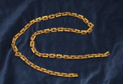 Halskedja av guld bestående av 97 rektangulära länkar och som ingår i de Leuhusenska familjesmyckena.