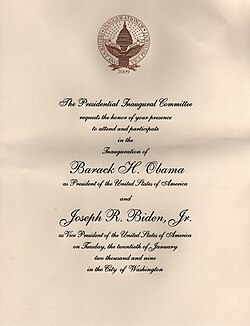 Приглашение на инаугурацию Барака Обамы кремового цвета с черным курсивом, с золотым логотипом наверху