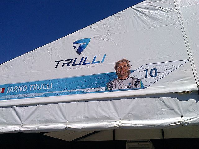 Toit d'un stand, lors d'un évènement automobile, sous un ciel bleu.