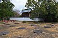 Fondations de la salle de réunion et l'Ichioka-jinja qui est situé sur le site du kondō.