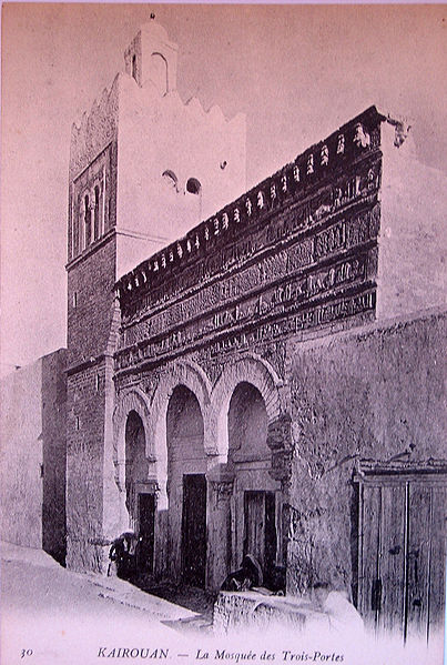 مفهوم الفن المعماري المغربي 403px-Kairouan,_La_Mosgu%C3%A9e_des_Trois-Portes-00