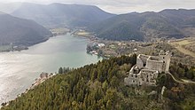 La Rocca Albornoz o Castello di Luco sul monte Luco, con il lago di Piediluco sullo sfondo.