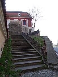 Schodiště vedoucí ke kostelu