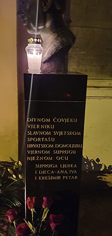 Мемориал Крешимиру Чосичу на кладбище Мирогой.jpg