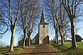 L'allée menant à l'église.