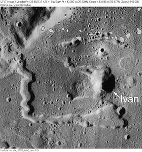 Снимок зонда Lunar Orbiter-V. Пятна в верхней части снимка – артефакт изображения.