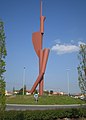 Glorieta del boulevar ronda, en Nueva Ciudad, con escultura Oteando, de Miquel Navarro, en Torrelavega.