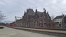 Intérieur de la gare, voies, quais et bâtiment voyageurs