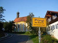 Filialkirche Pauli Bekehrung mit Ortsschild