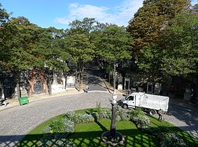 Le cimetière de Montmartre vu du pont Caulaincourt.