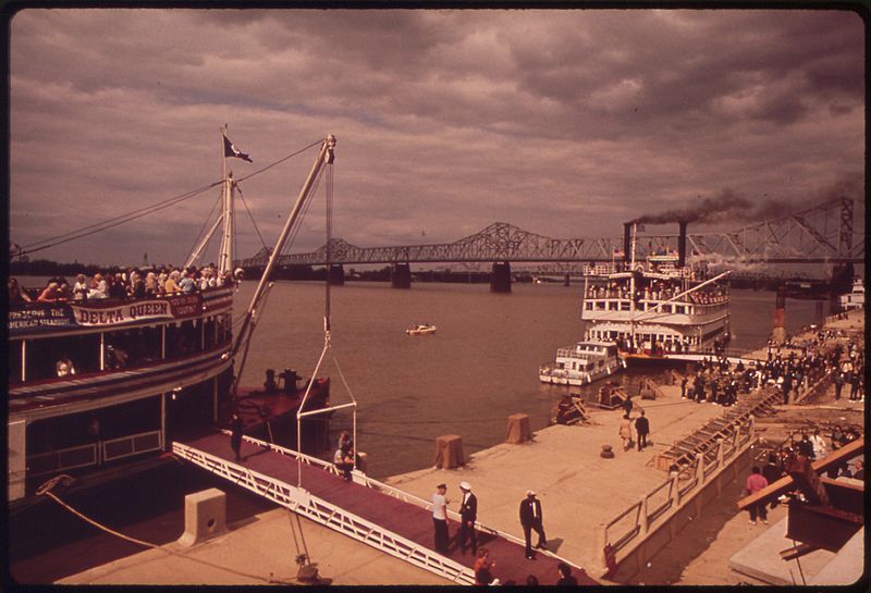 File:PADDLE WHEEL STEAMBOATS, DOCKED AT THE NEW LOUISVILLE WATERFRONT ON THE OHIO RIVER - NARA - 543954.jpg