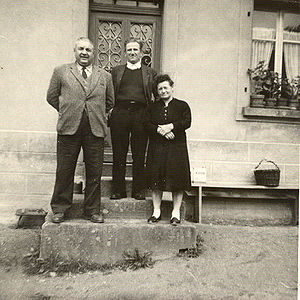 Rombach-le-Franc: Paul Maurer (à gauche), Michel Perroti (au centre) et la femme de Paul Maurer - Cliché pris en 1962 devant la ferme de Pierreureusegoutte