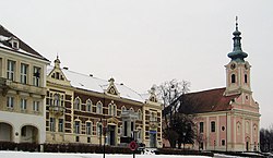 A Városháza, a régi Takarékpénztár és a római katolikus templom