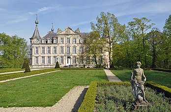 Le château de Poucques, dans la commune d'Aalter, province belge de Flandre-Orientale. (définition réelle 3 752 × 2 468)