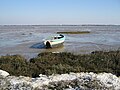 L'embouchure de la Charente, vue depuis la rive du village. Au loin le chenal et le phare situé dans le marais de Saint-Laurent-de-la-Prée, servant à l'alignement pour l'entrée dans La Charente.