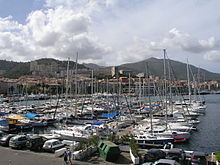 Un port de plaisance à l'avant-plan, Ajaccio derrière