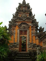 Pura Taman Saraswati (Ubud): towering kori agung gate.