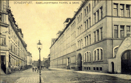 Die Kreuzung Schrammstraße/Sattlerstraße ist nur noch eine Abzweigung. Der südliche Abschnitt der Sattlerstraße wurde ins Werk 1 von Fichtel & Sachs integriert