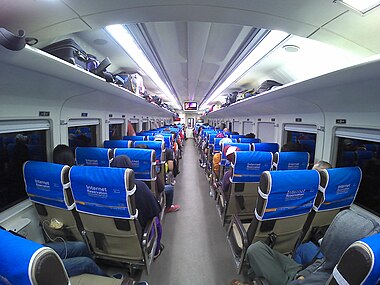 Tampak dalam kereta api Sancaka kelas ekonomi plus buatan INKA tahun 2016 sebelum digantikan dengan kelas ekonomi premium, 2017.