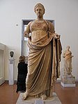 Μια ακόμα φωτογραφία από το άγαλμα της θεάς Θέμιδος, σε πεντελικό μάρμαρο. Βρέθηκε στο Ραμνούντα, το 1890, μέσα στο μικρό ναό της Νεμέσεως. Περί το 300 π.Χ., Εθνικό Αρχαιολογικό Μουσείο, Αθήνα.