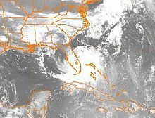 Satelitobildo de tropika ŝtormo vidanta teron sur Florido.