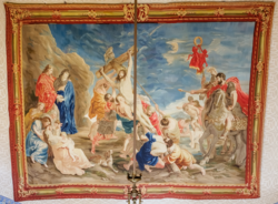 Fotografía de un tapiz antiguo que reproduce el tríptico 'La Elevación de la Cruz' de Rubens. El tapiz, tejido por Jean-Baptiste Vermillion en el siglo XVIII, muestra detalladas escenas bíblicas enriquecidas con colores vibrantes. Se encuentra en el Palacio Episcopal de Segovia.
