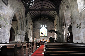Vue intérieur d'une église gothique, avec le chœur au fond.