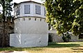 Nordabschnitt der historischen Stadtbefestigung zwischen Schloss, Elbstraße, Gartenstraße, Unter den Linden und Rückseite Rosa-Luxemburg-Platz 17, bestehend aus Mauerung, Stadtgraben und Bogenbrücke, gekennzeichnet durch zwei Rondelle und partiellen Brustwehrkranz (siehe auch Stadtmauer Südabschnitt, Schloßstraße)