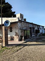 Parte trasera de la estación con desgaste.