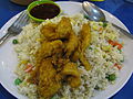 Nasi goreng aux fruits de mer à Sandakan, Sabah (Malaisie).